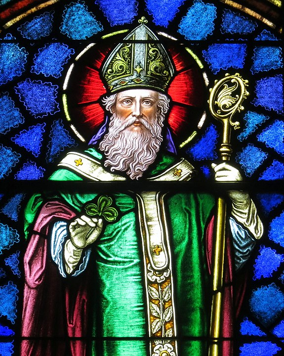 미국 오하이오주의 성 패트릭 성당 스태인드 글라스에 묘사된 성 패트릭은 아일랜드 문화를 상징하는 초록색 옷차림으로 표현됐다. 그를 에워싼 하늘색에 가까운 파랑이 원래 '성 패트릭 블루'였다. /사진출처=위키피디아