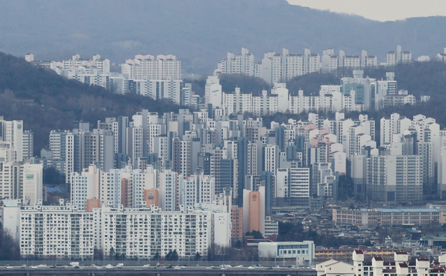 3월 15일 서울 남산에서 바라본 아파트 단지의 모습.사진 제공=연합뉴스