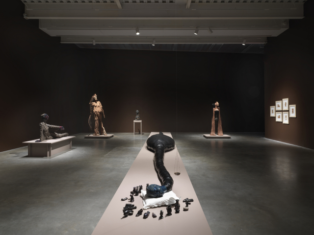 뉴 뮤지엄의 3층에는 왕게치 무투의 2010년대 조각이 전시돼 있다. 현대 아프리카 디아스포라와 작가의 관심사인 ‘하이브리드’ 컨셉이 작품에 혼합돼 있다. /사진제공=뉴뮤지엄(New Museum) ⓒDario Lasagni