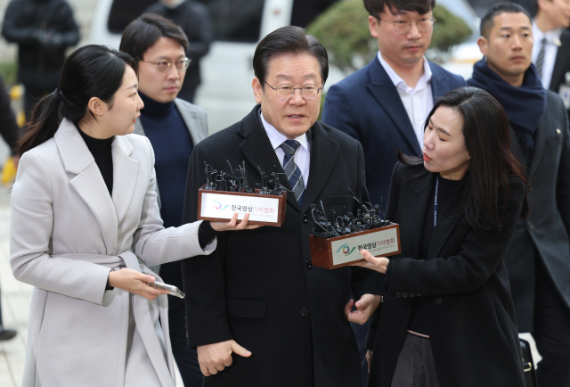 지난 대선 과정에서 허위 발언을 한 혐의로 기소된 더불어민주당 이재명 대표가 17일 서울 서초구 중앙지법에서 열린 공직선거법 위반 사건 2회 공판에 출석하고 있다. 연합뉴스