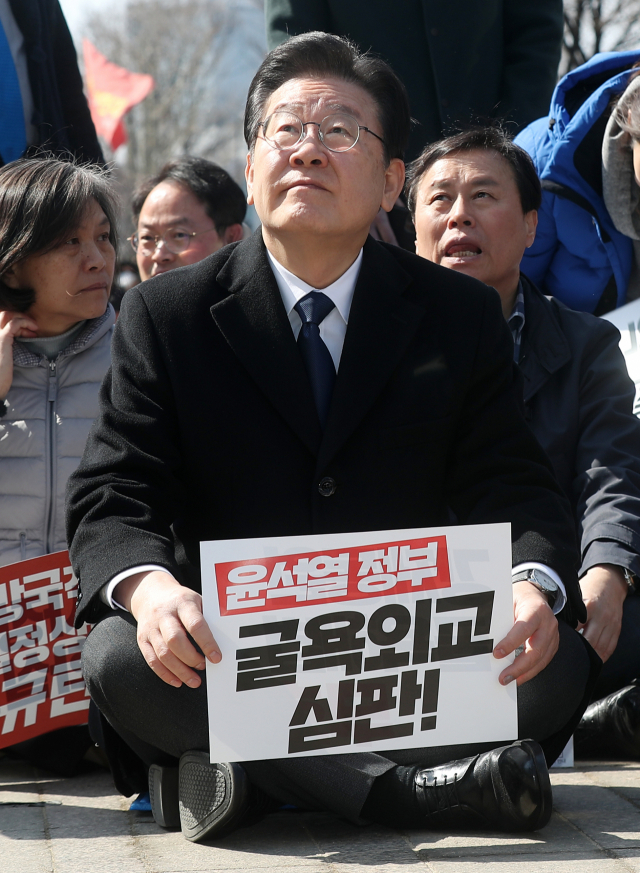 더불어민주당 이재명 대표가 18일 서울광장에서 열린 '강제동원 해법 및 한일정상회담을 규탄하는 3차 범국민대회'에 참석해 시작을 기다리고 있다. 공동취재