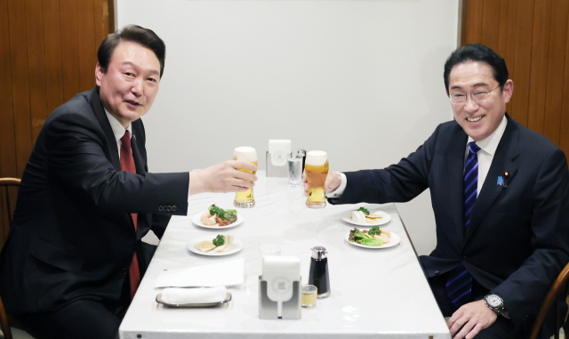 윤석열 대통령과 기시다 후미오 일본 총리가 16일 일본 도쿄 긴자의 한 식당에서 생맥주를 들고 건배하고 있다. 연합뉴스