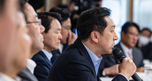 국민의힘 김기현 대표가 19일 오후 서울 종로구 총리공관에서 한덕수 국무총리와 김대기 대통령 비서실장 등 당과 정부, 대통령실 핵심관계자들이 참석한 가운데 열린 당정 협의에서 발언하고 있다. 연합뉴스