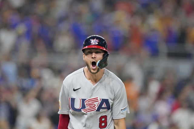 미국의 트레이 터너가 베네수엘라와의 WBC 8강전에서 8회초 역전 만루 홈런을 때린 뒤 포효하고 있다. AP연합뉴스