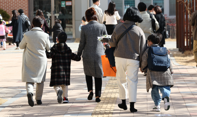 아이와 함께 등교하는 학부모들의 모습. 연합뉴스