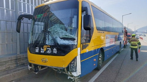 19일 경부고속도로 남청주 IC인근에서 정차한 승용차와 충돌한 고속버스가 정차해 있다. 연합뉴스
