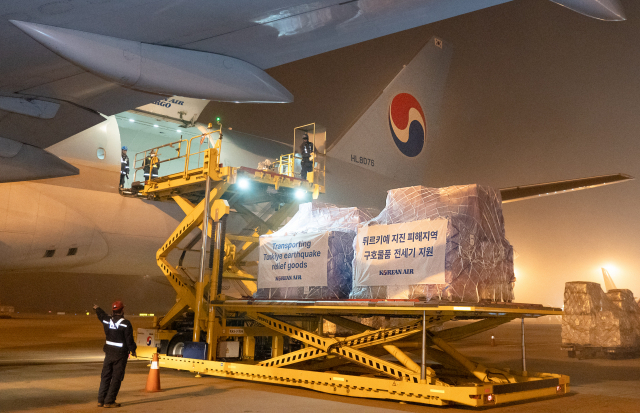 튀르키예 지진 피해 지역 이재민을 돕기 위한 구호물자가 대한항공 수송기에 실리고 있다. 사진 제공=대한항공