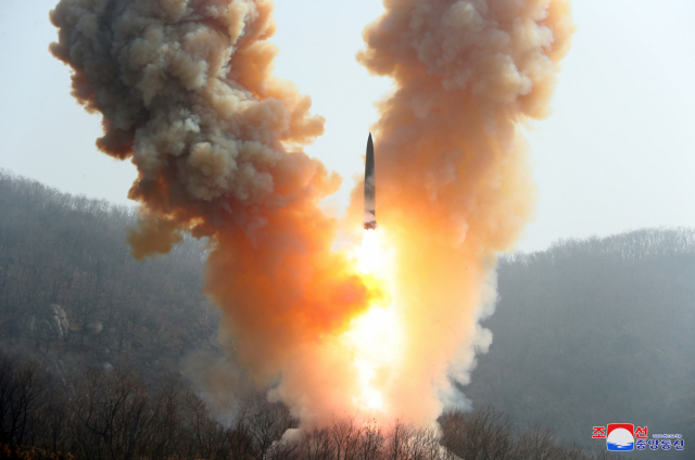 북한이 19일 평안북도 동창리 일대에서 발사한 단거리탄도미사일 발사 모습. 이동식 발사대(TEL)이 아닌 사일로(지하 격납고) 발사 방식으로 분석된다. /조선중앙통신 연합뉴스