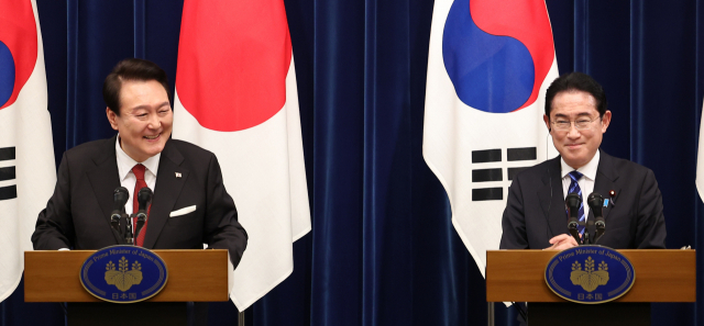 윤석열(왼쪽) 대통령과 기시다 후미오 일본 총리가 16일 오후 일본 도쿄 총리 관저에서 한일정상회담을 마친 뒤 공동 기자회견을 하며 활짝 웃고있다. 연합뉴스