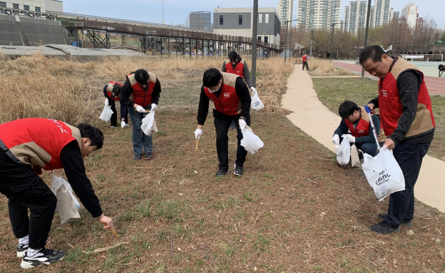 롯데마트 양평점 직원들이 17일 안양천 근처에서 플로깅을 하고 있다. /사진 제공=롯데마트