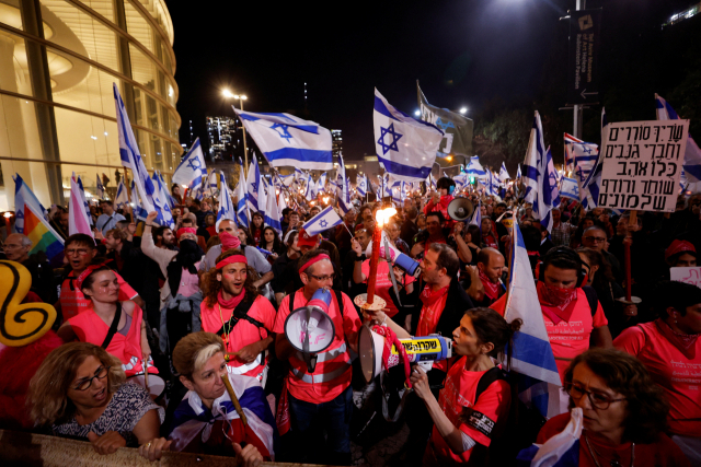 이스라엘 베냐민 네타냐휴 총리가 이끄는 우파 연립정부가 추진하는 사법개혁안에 반대하는 시위가 16일(현지 시간) 이스라엘 텔아비브에서 열리고 있다. 로이터연합뉴스