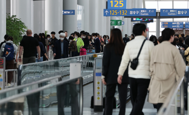 '대중교통 마스크 의무 해제'…활기 넘치는 인천공항