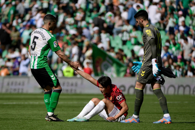 20일 스페인 프리메라리가 26라운드 레알 베티스 대 마요르카의 경기에서 0 대 1 패배 후 주저앉은 이강인(가운데)을 레알 베티스의 귀도 로드리게스(왼쪽)가 일으켜 세우고 있다. AFP연합뉴스