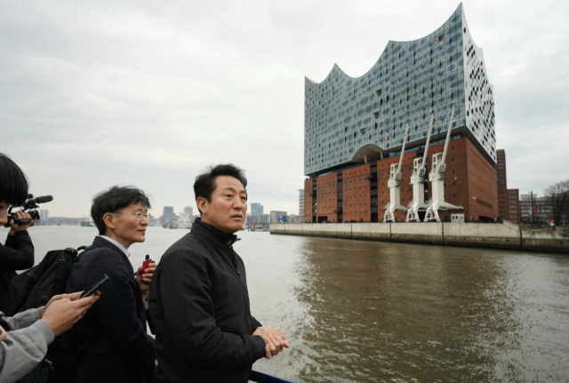 오세훈(오른쪽) 서울시장이 18일(현지시간) 독일 함부르크에서 ‘엘프필하모니’ 주변을 둘러보고 있다. 사진제공=서울시