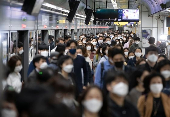 안전한 출근 돕는다…서울 지하철 ‘혼잡도우미’ 운영 개시
