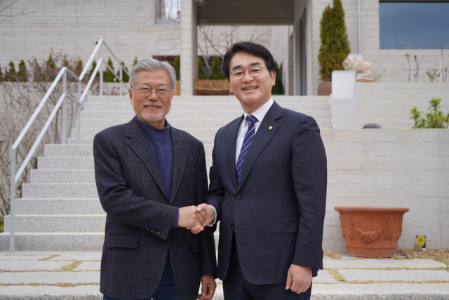 문재인 전 대통령을 만난 박용진 더불어민주당 의원. 사진=박 의원 페이스북