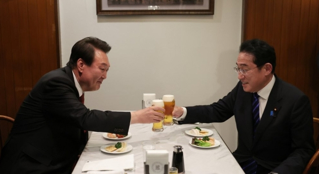 지난 16일 일본 도쿄 긴자의 오므라이스 노포에서 기시다 후미오(오른쪽) 일본 총리와 윤석열 대통령이 생맥주로 건배하고 있다. 도쿄=연합뉴스