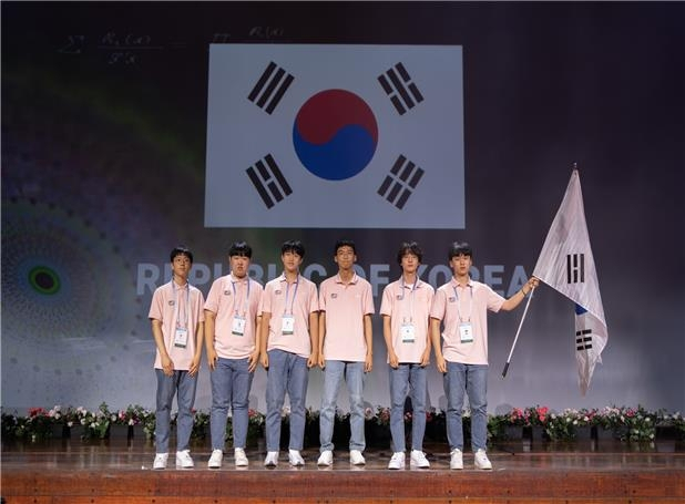 2022년 국제수학올림피아드 참석한 한국 대표단. 사진 제공=과기정통부