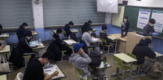 서울의 한 고등학교에서 수험생들이 시험을 준비하고 있다. 사진과 기사는 직접적인 연관이 없습니다. 연합뉴스