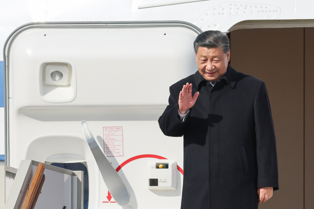 시진핑 중국 국가주석이 러시아 모스크바 브누코보 공항에 도착해 전용기에서 내리며 손을 흔들고 있다. 타스연합뉴스