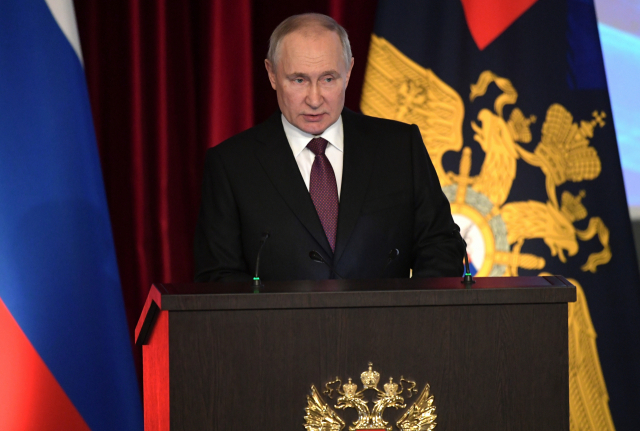 블라디미르 푸틴(오른쪽) 러시아 대통령이 20일(현지 시간) 시 주석과의 만남에 앞서 모스크바에서 열린 내무부 연례 확대회의에 참석해 발언하고 있다. AP연합뉴스