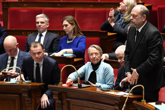 엘리자베트 보른(앞줄 가운데) 프랑스 총리와 장관들. /AFP연합뉴스