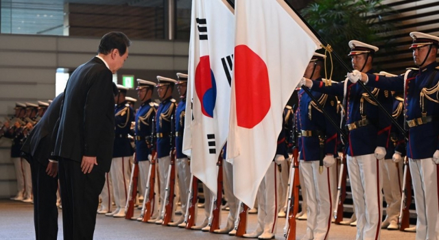 양국 국기에 예 갖추는 한일 정상. 연합뉴스