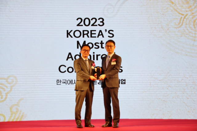 한솔제지가 한국능률협회컨설팅(KMAC)이 주관하는 ‘한국에서 가장 존경받는 기업’ 조사에서 20년 연속 제지 부문 1위로 선정됐다고 21일 밝혔다. 한철규(오른쪽) 한솔제지 대표가 한수희 KMAC 대표와 기념 촬영을 하고 있다. 사진 제공=한솔제지