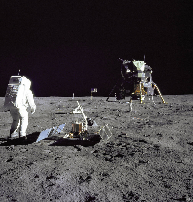 1969년 7월 20일 아폴로 11호의 승무원 버즈 올드린이 달에 착륙한 후 과학장비를 설치하고 있다. 사진 제공=나사