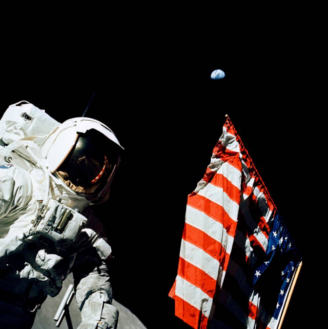 1972년 12월 11일 달에 내린 아폴로 17호의 승무원 해리슨 슈미트. 그의 옆으로 보이는 성조기 윗 부분에는 깃발이 펄럭이는 효과를 위해 막대가 꽂혀 있다. 사진 제공=나사