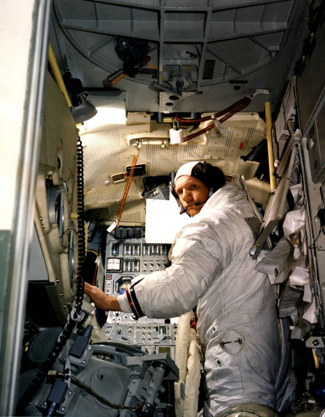 1969년 7월 19일 아폴로 11호의 선장 닐 암스트롱이 지구에 생중계를 하면서 우주선 내부를 설명하고 있다. 사진 제공=나사