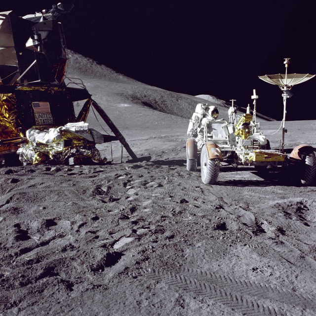 1971년 7월 30일 아폴로 15호의 승무원 제임스 어윈이 월면차로 달 표면을 이동하고 있다. 사진 제공=나사