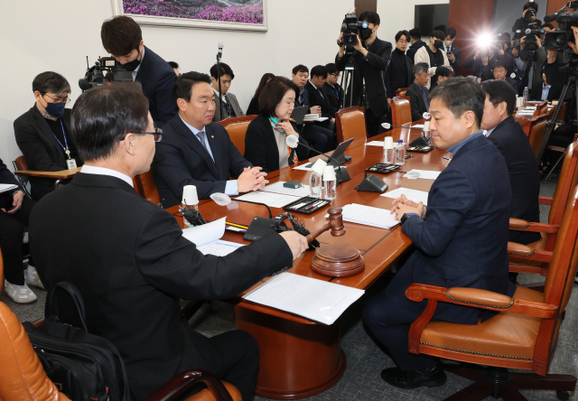 지난 17일 오전 국회에서 열린 정치개혁특별위원회 정치관계법개선소위원회에서 조해진 위원장이 의사봉을 두드리고 있다. 연합뉴스