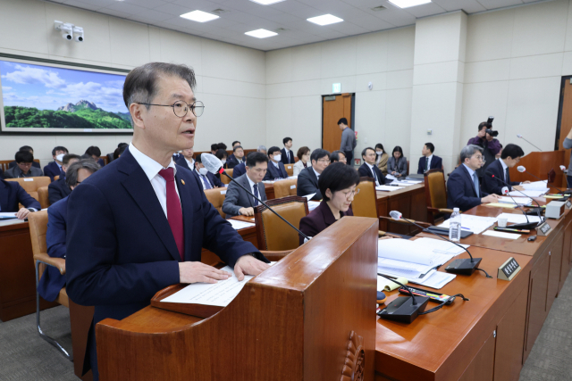 이정식 고용노동부 장관이 21일 오전 국회에서 열린 환경노동위원회 전체회의에서 제안설명하고 있다. 연합뉴스