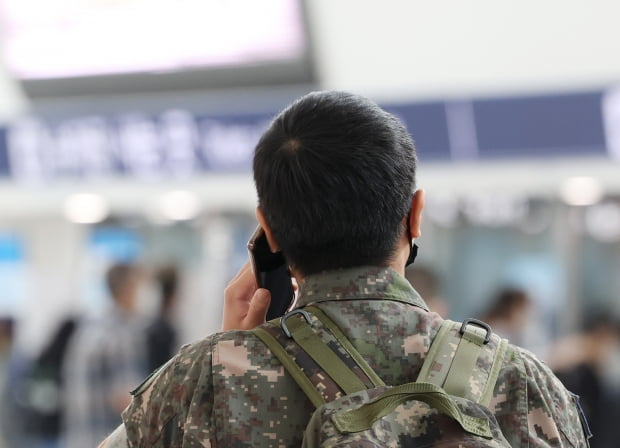 한 병사가 통화를 하고 있는 모습. 서울경제 DB