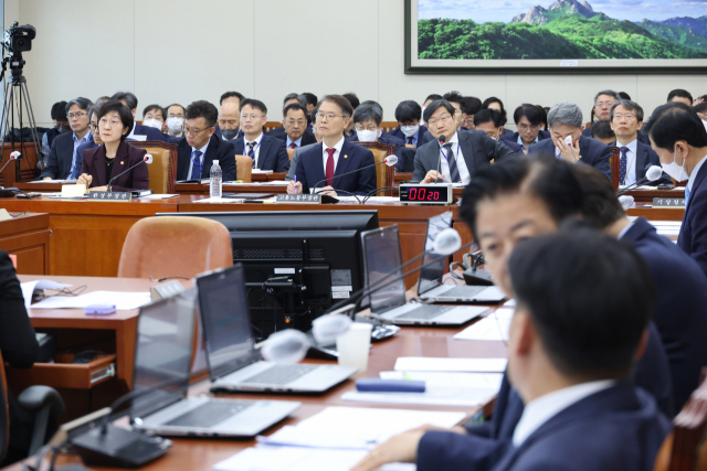 한화진 환경부 장관과 이정식 고용노동부 장관이 21일 오전 국회에서 열린 환경노동위원회 전체회의에 참석하고 있다. 연합뉴스