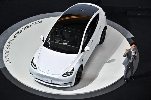 지난해 태국 방콕에서 열린 공개 출시 행사에 전시된 테슬라 모델 Y. 미국 전기차 회사 테슬라는 텍사사스주 오스틴 제조 공장에서 스포츠유틸리티차, SUV 모델Y를 일주일에 3000대씩 생산하고 있다./연합뉴스