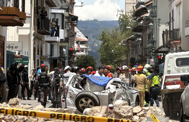 에콰도르 쿠엥카시 사람들이 18일(현지 시간) 지진에 무너진 잔해물을 치우고 있다. 기예르모 라소 대통령은 전국 24개 주 가운데 14개 주에 비상사태를 선포했다. EPA연합뉴스