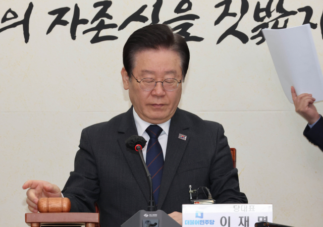 이재명 더불어민주당 대표가 22일 국회에서 열린 최고위원회의에서 회의를 준비하고 있다. 연합뉴스