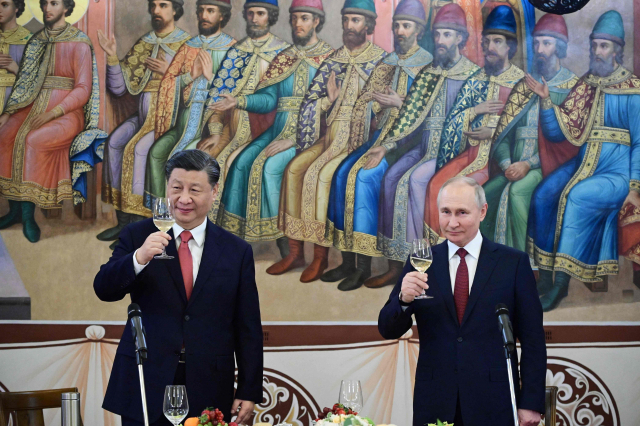 시진핑 중국 국가주석과 블라디미르 푸틴 러시아 대통령이 21일 모스크바 크렘린궁에서 회담을 마친 뒤 리셉션에서 축배를 들고 있다. AFP연합