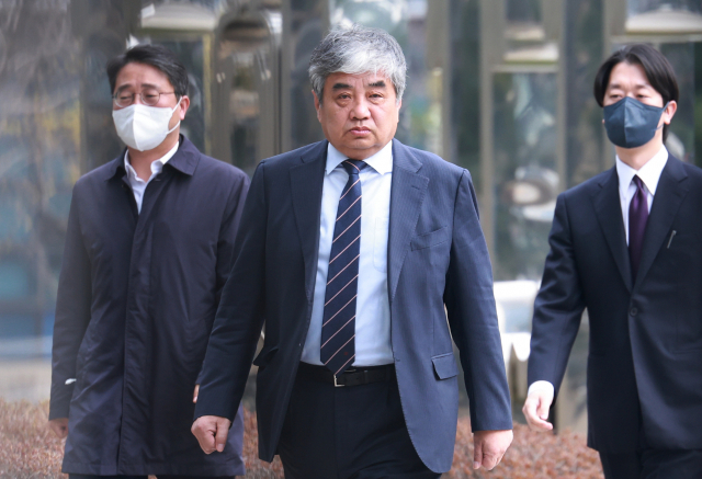 한상혁(가운데) 방송통신위원장이 22일 오전 조사를 위해 검찰에 출석하고 있다. 연합뉴스