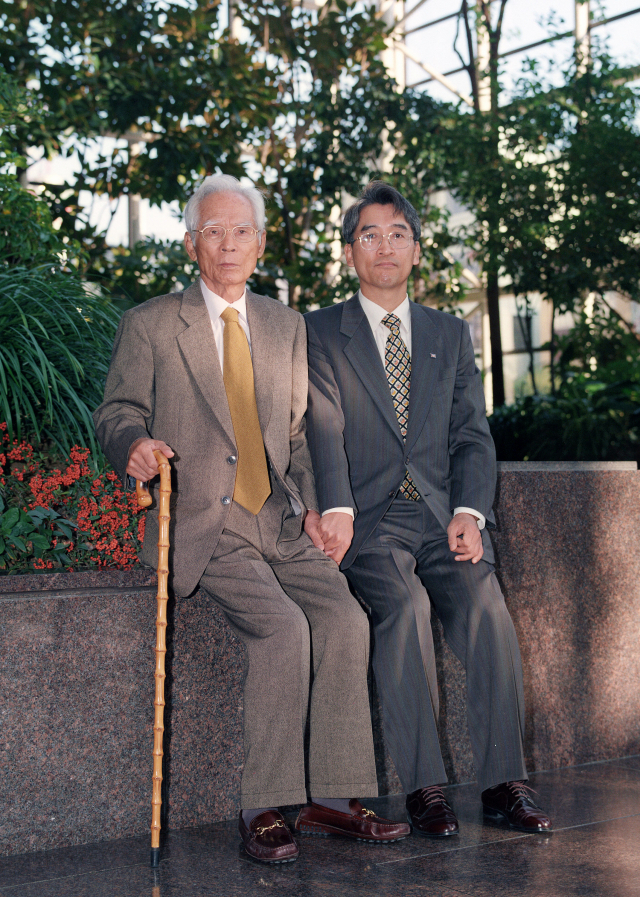 1999년 고(故) 신용호(왼쪽) 교보생명 창립자와 신창재 의장. 사진 제공=교보생명