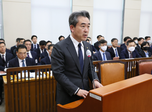 인사말 하는 윤희근 경찰청장 (서울=연합뉴스) 이정훈 기자 = 윤희근 경찰청장이 22일 오후 열린 국회 행정안전위원회 전체회의에서 인사말을 하고 있다. 2023.3.22 uwg806@yna.co.kr (끝)