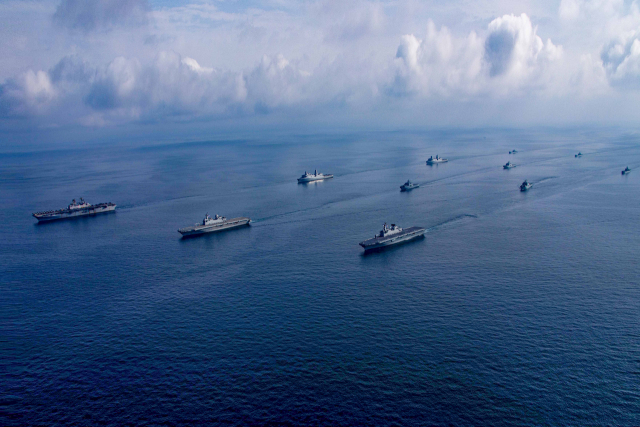 ‘쌍룡훈련’에 참가 중인 한·미 해군 상륙기동부대가 21일 포항 근해에서 호송작전을 펼치고 있다. 사진 앞열 오른쪽부터 한국 해군의 독도함(LPH), 마라도함(LPH), 미국 해군의 마킨 아일랜드함(USS Makin Island, LHD). /사진제공=해군