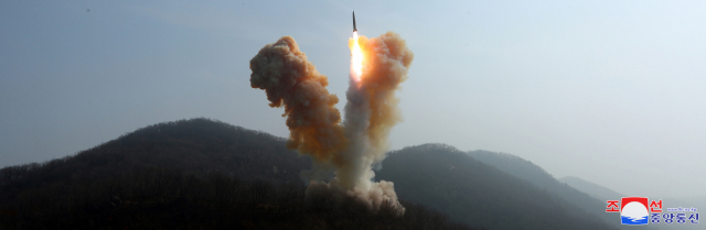 북한 조선중앙통신은 18∼19일 김정은 국무위원장이 딸 '주애'와 함께 참관한 가운데 전술핵운용부대들의 '핵반격 가상 종합전술훈련'을 진행했다고 20일 보도했다. 연합뉴스