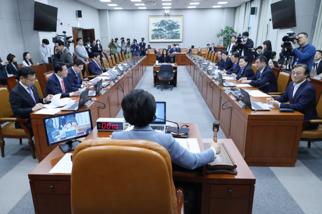 22일 오후 국회에서 열린 정치개혁특별위원회 전체회의에서 남인순 위원장이 의사봉을 두드리고 있다. 연합뉴스