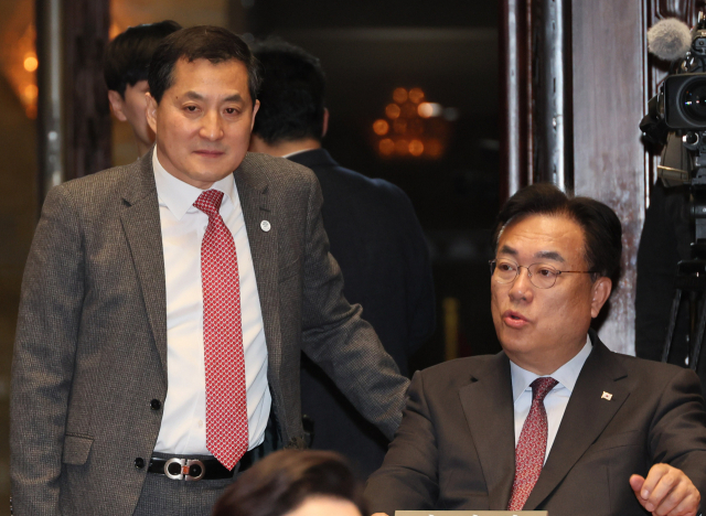 국민의힘 정진석 전 비상대책위원장(왼쪽)과 박대출 의원이 23일 오후 국회에서 열린 의원총회에서 대화하고 있다. 연합뉴스