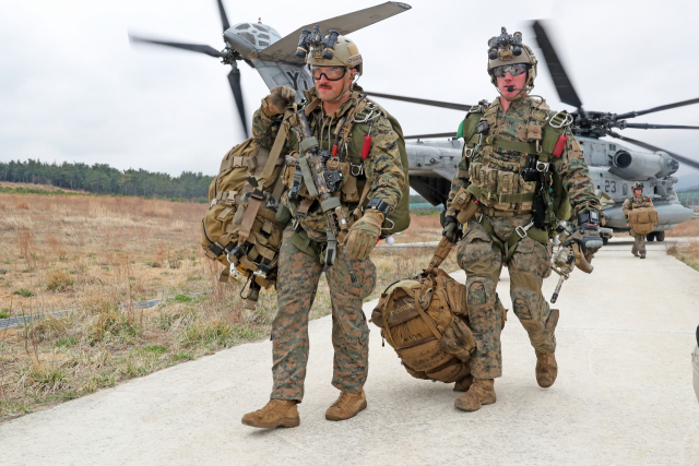 22일 경북 포항시 북구 한 훈련장에 착륙한 미국 해병대 CH-53E 대형수송헬기에서 해병대원들이 내려 이동하고 있다. 포항=연합뉴스