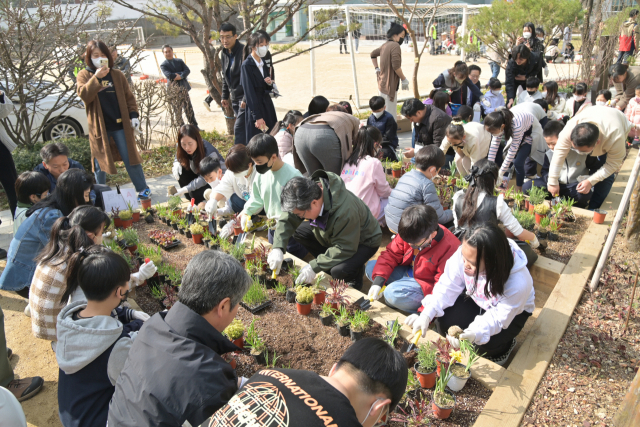 지난 22일 남산초에서 김길성 중구청장과 학생들이 꽃묘를 심고 있다. 사진제공=중구