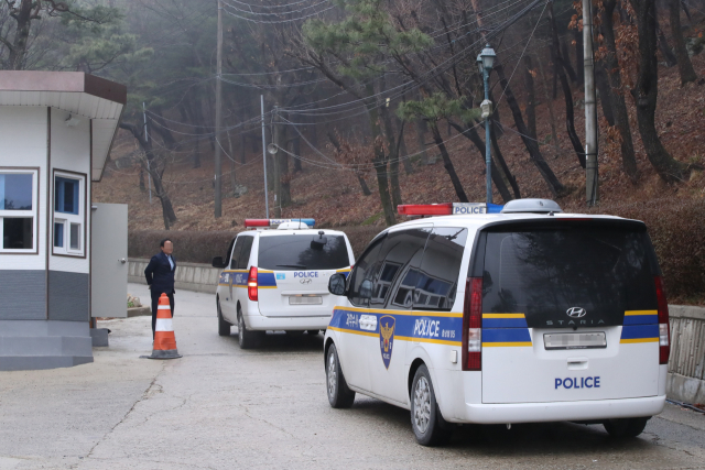 기독교복음선교회(통칭 JMS) 총재 정명석 씨의 여신도 성폭행 혐의 사건과 관련한 압수 수색을 집행하기 위해 충남경찰청 과학수사대 차량이 23일 충남 금산 월명동 수련원에 들어가고 있다. 금산=연합뉴스